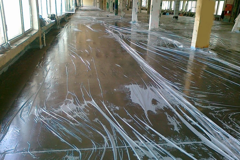 uhod za styazhkoj pola