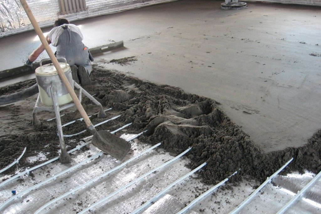 zalivka polov mehanizirovannym sposobom